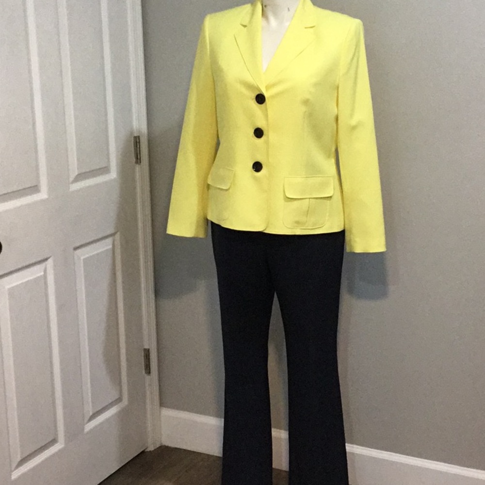 Le Suit two piece yellow/navy suit. Size 16.